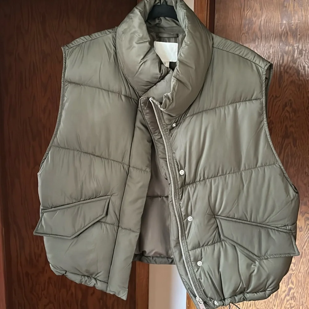 Green H&M puffer vest - Picture 1 of 4